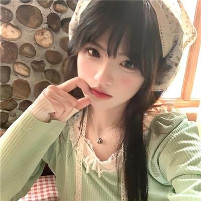 高墙、黑色与帅小伙
